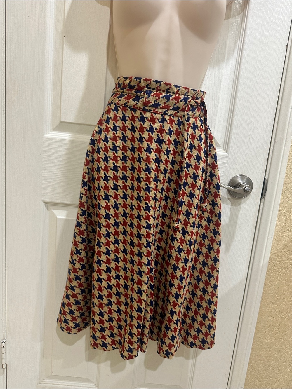 Vintage High-Waist A-Line Houndstooth Midi Skirt in Beige, Red & Navy